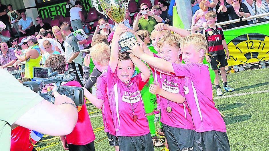 So sehen Sieger aus: Die Sportfreunde Neersbroich holten bei der Mini-EM 2016 für Belgien den begehrten Pott. 5:3 besiegte das Team im Finale Rumänien (Sportvereinigung Odenkirchen).