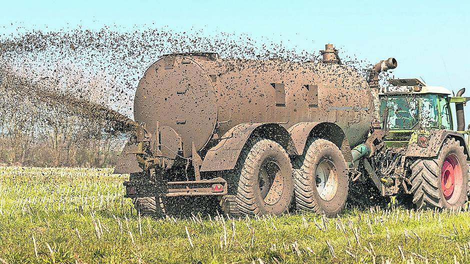  Im Herbst ein gewohntes Bild: Gülle wird auf die abgeernteten Felder aufgetragen. 