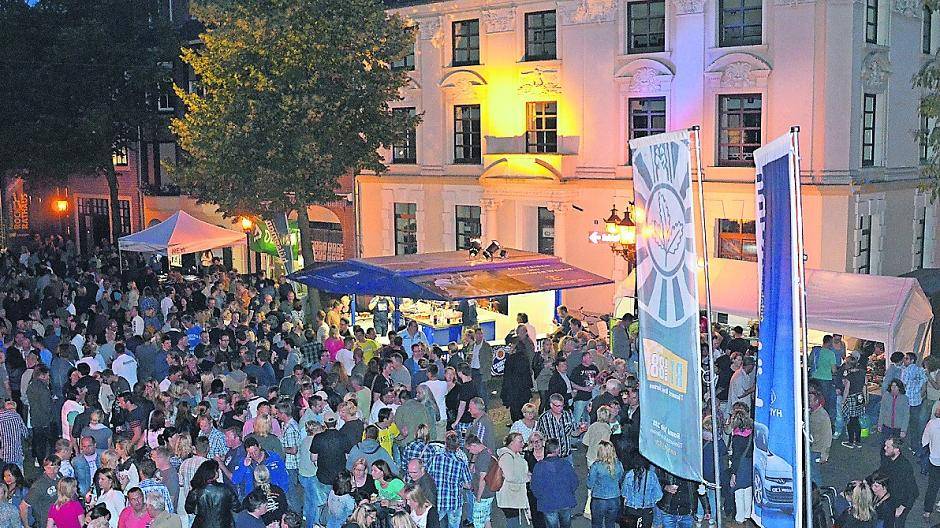 Rock am Rathaus lockt regelmäßig hunderte Besucher auf den schönen Platz im Herzen der Apfelstadt.