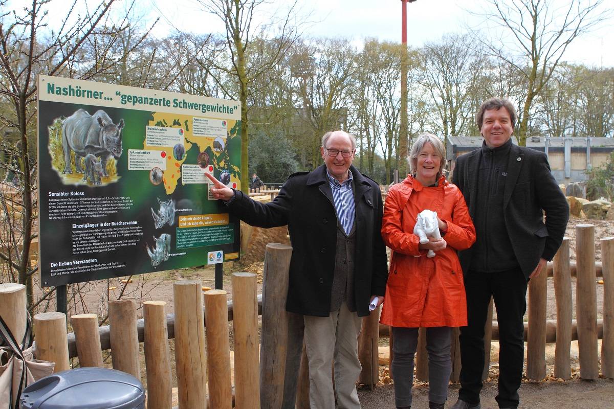  Freuen sich über die neue Nashornanlage (von links): Friedrich R. Berlemann, Vorsitzender der Zoofreunde, Cathy Dean, Direktorin der Stiftung „Save the Rhino International“, sowie Zoodirektor Dr. Wolfgang Dreßen. 