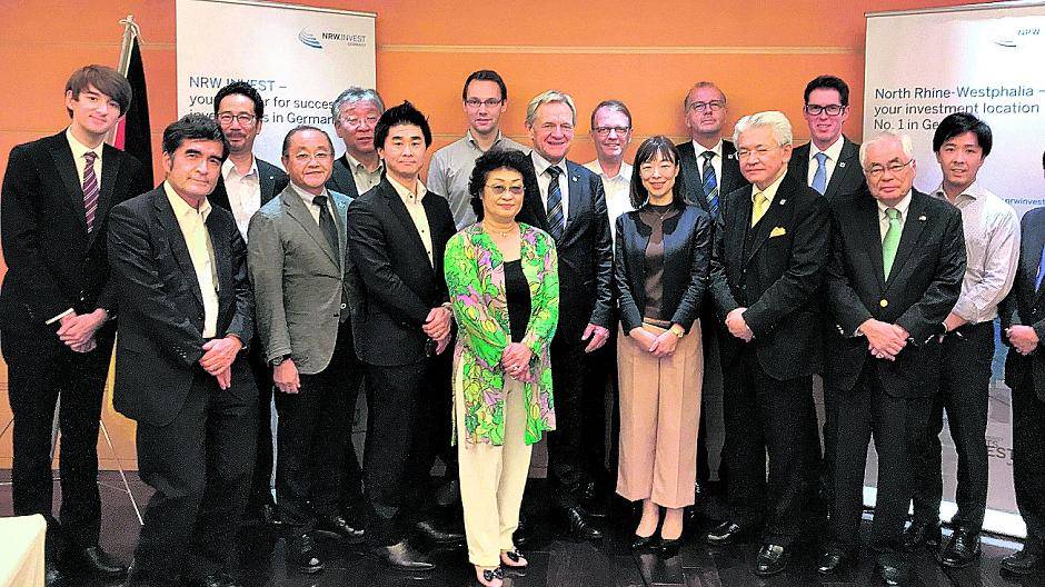  Bürgermeister Josef Heyes, Yasuo Inadome vom Japan Club Willich, Wirtschaftsförderer Christian Hehnen und Pressesprecher Michael Pluschke im Kreis der Teilnehmer am „Kamingespräch“. 