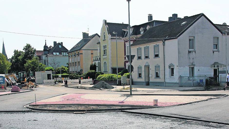 Noch laufen die Sanierungsarbeiten an dem Kreisverkehr. Aber schon gut zu erkennen ist der „Bypass“ von der Korschenbroicher Straße und die neue Einmündung aus dem Kreisverkehr in die Bahnstraße Richtung Innenstadt.