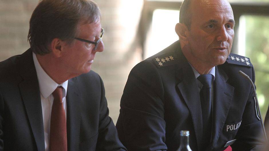 Polizeipräsident Rainer Furth und der Erste Polizeihauptkommissar Andreas...