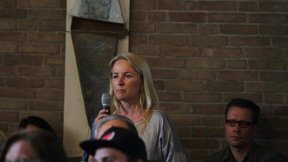 Die Bürgerin hat Angst um ihre Tochter die Abends vom Bahnhof Forstwald nach Hause geht...