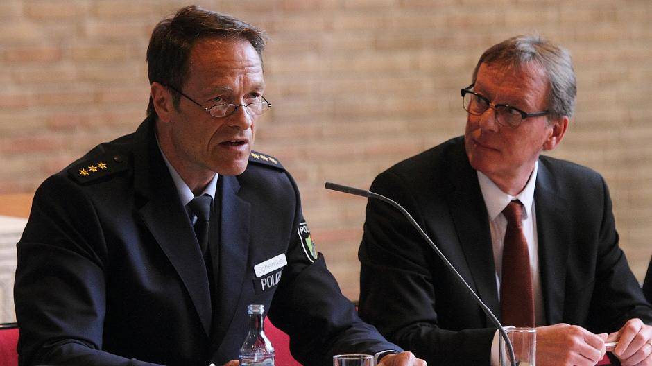 Polizeidirektor Michael Schemke und Polizeipräsident Rainer...
