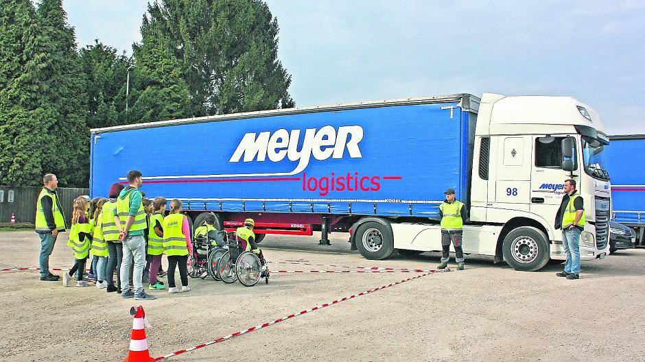 Eine Open-Air-Schulstunde zum Thema „Toter Winkel“ gab es bei Meyer Logistics in Schiefbahn.