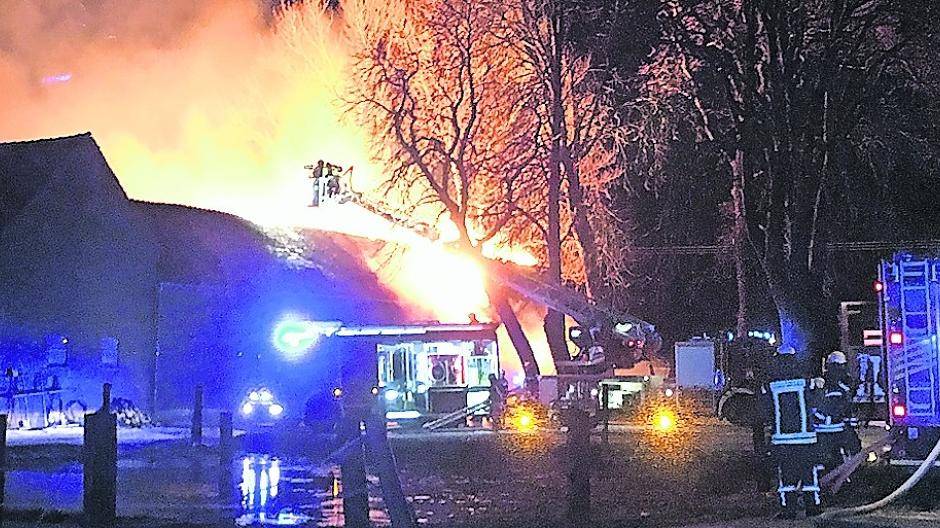 Schon beim Eintreffen der Willicher und Anrather Feuerwehrkräfte brannte der Dachstuhl der Scheune, in der das Feuer ausgebrochen war, lichterloh.