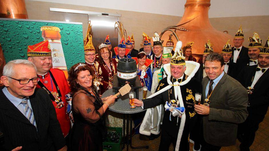 Heribert II. und Christina I. und Frank Tichelkamp (r., Verkaufsleiter Königshof) im Kreis der Tollitäten.