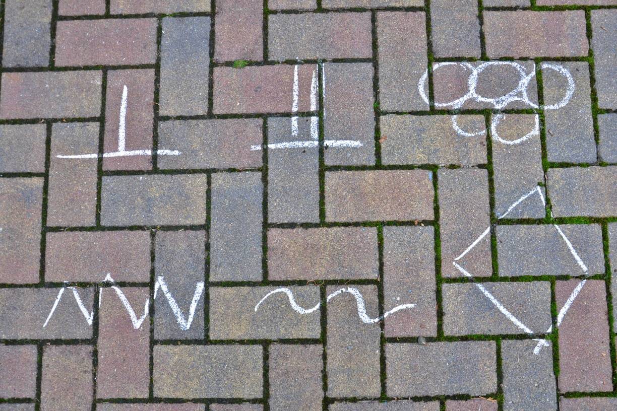 Gaunerzinken wurden bereits im 16. Jahrhundert von Verbrechern, Bettlern und Hausierern als Verständigungsmittel genutzt. Heute sind sie unter Ganoven wieder in Mode gekommen.