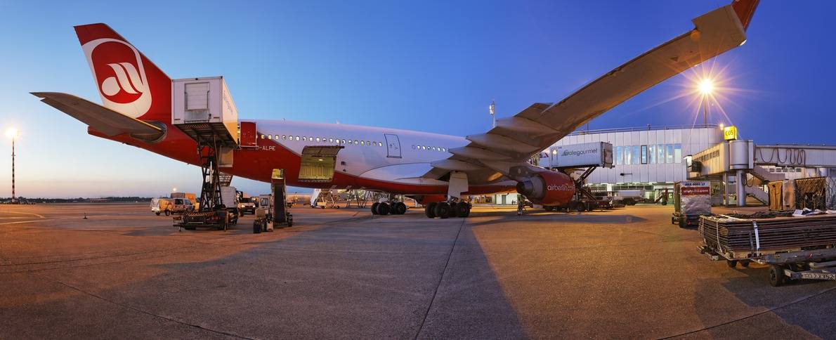  Airberlin III bei der Abfertigung. 