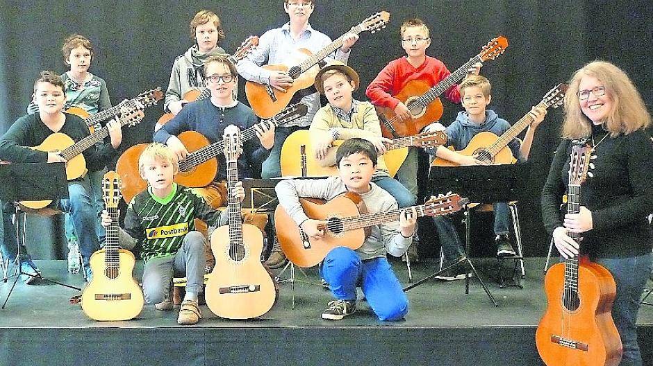 Schüler im Alter bis zu 14 Jahren spielen im Gitarrenensembles Play Six der Kreismusikschule.