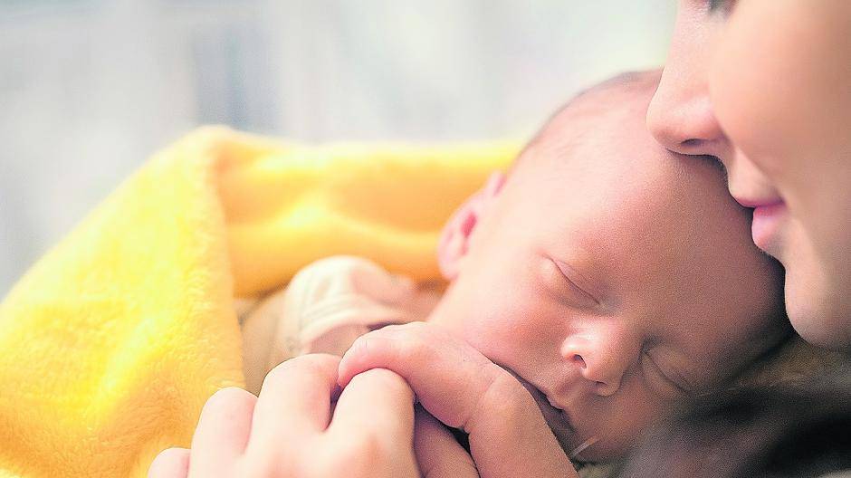  Ein Bild absoluter Vertrautheit und Glückseligkeit: eine junge Mutter mit ihrem Neugeborenen. Foto: Colourbox Stockfoto 