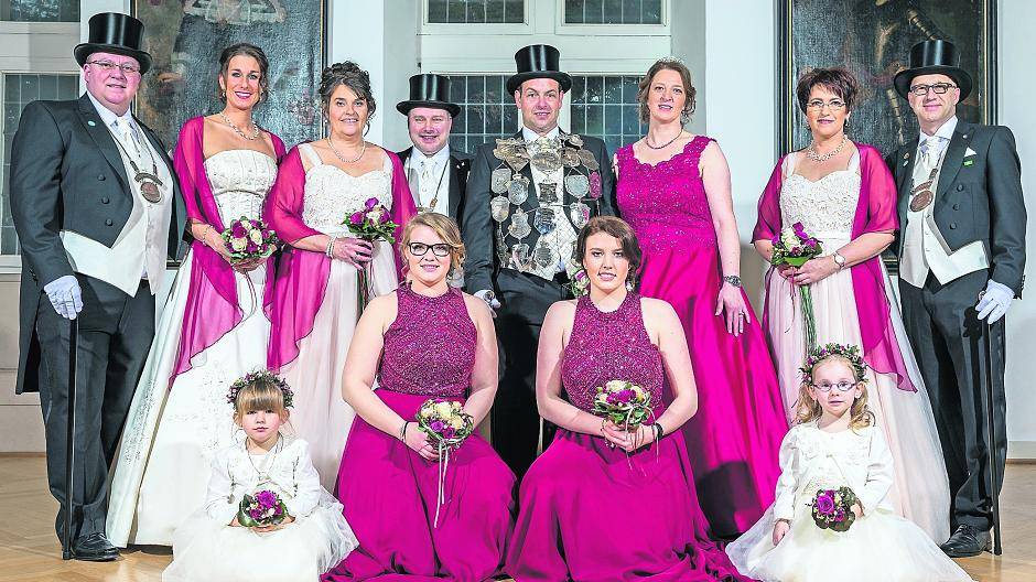  Das Niederheider Königshaus ließ sich stilvoll im repräsentativem Saal des Neersener Schlosses fotografieren. 