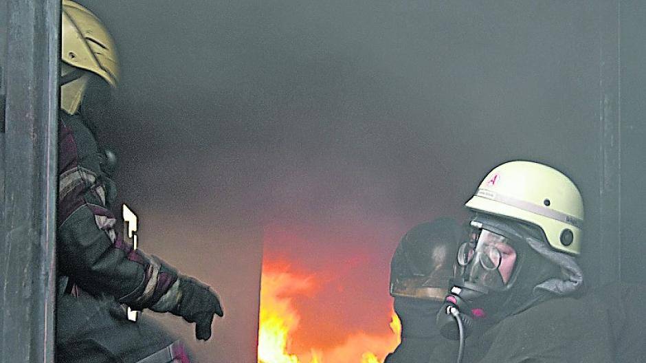  In einer Art „Brennkammer“ wurde Holz verbrannt, damit die Container-Wohnung komplett verraucht war. 