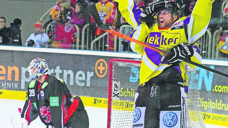 So jubelt ein Matchwinner: Pinguine-Stürmer Joel Perrault erzielte am Freitag in Düsseldorf drei Treffer und war so maßgeblich am 5:4-Erfolg seines Teams beteiligt.