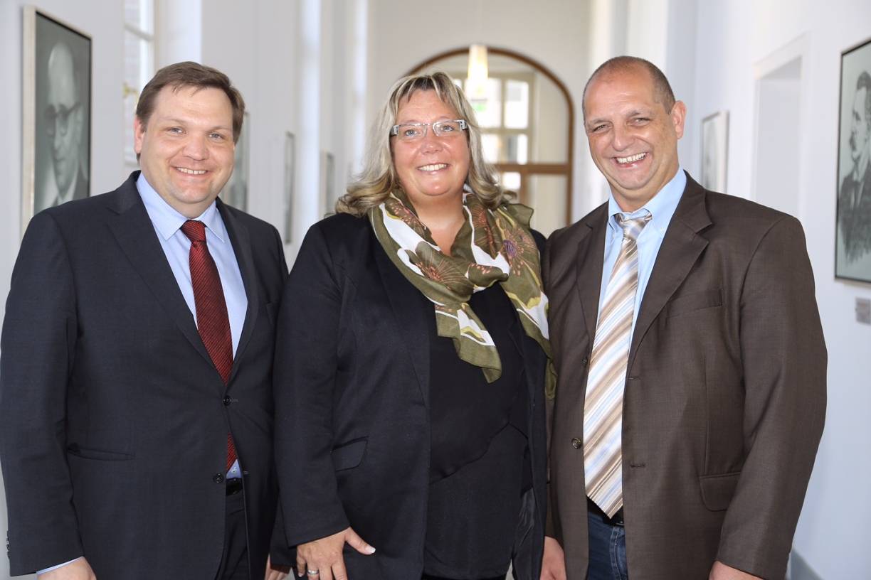 Oberbürgermeister Frank Meyer (li.) freut sich über Krefelds neues Prinzenpaar Britta I. und Dieter I. Nieendick.