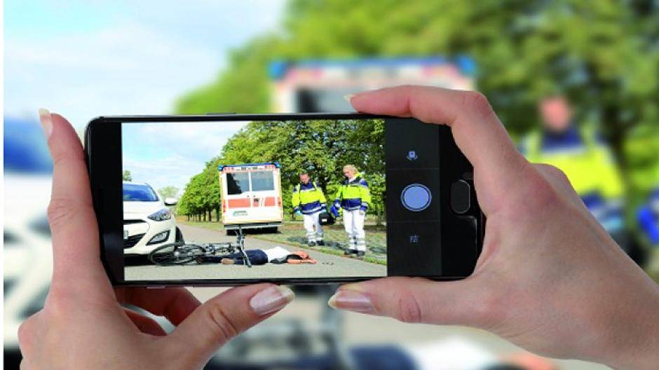 Gaffen am Unfallort kann zukünftig sehr teuer werden. Darum lieber helfen oder Rettungsgasse bilden.