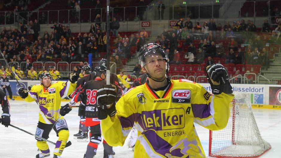  Das erste Spiel in Düsseldorf gewannen die Krefeld Pinguine mit 1:0. 