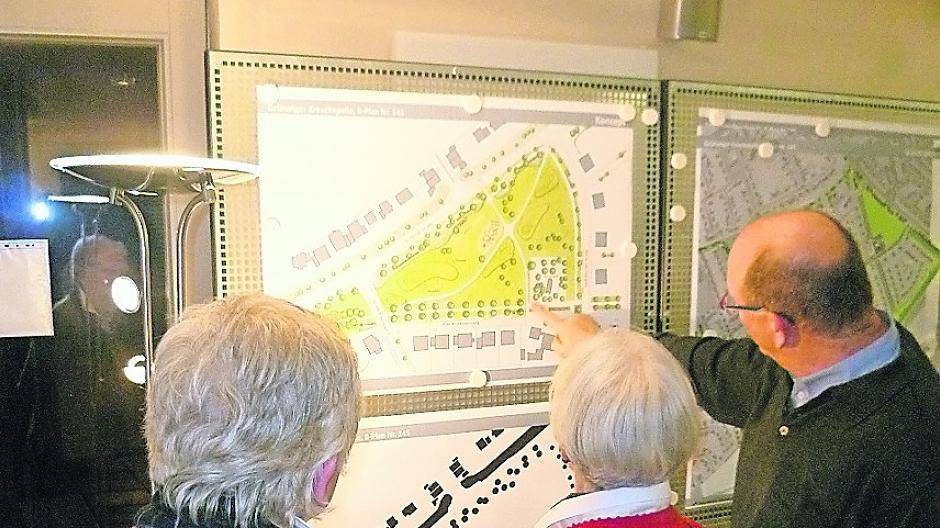  Die Anlieger konnten während der Informationsveranstaltung die ersten Planzeichnungen 9für den „Grünanger“ einsehen. 