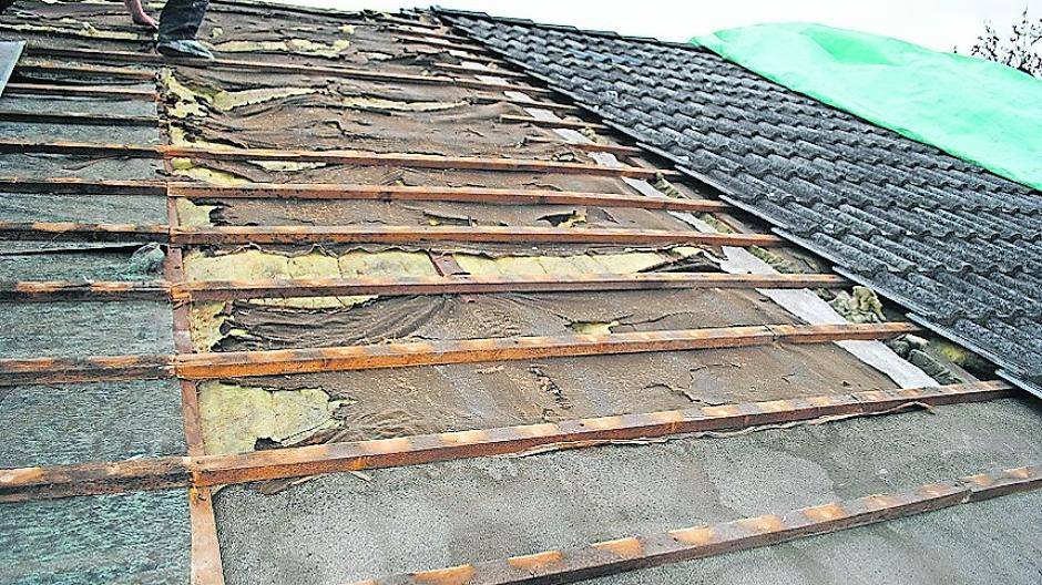 So sieht es unter vielen Dacheindeckungen aus — und damit wird die Wärmedämmung nach der EnEV 2014 nach DIN 4108—2: 2013—02 nicht erfüllt. Außerdem wird teure Energie unnötig „verheizt“.