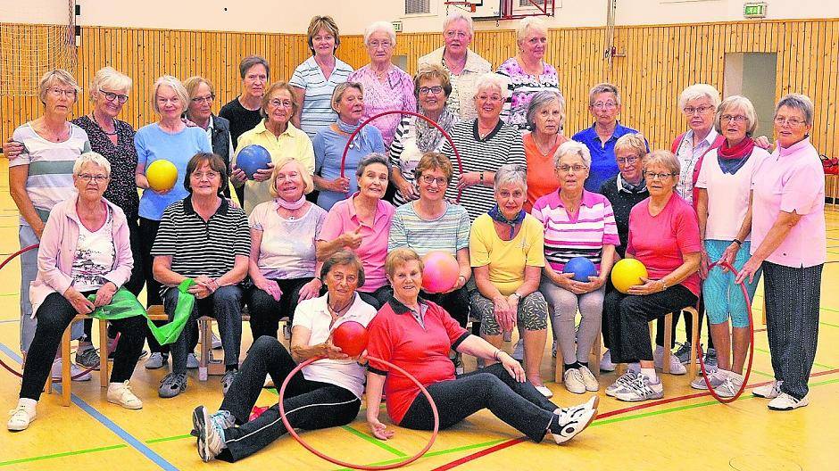 Jeden Mittwoch treffen sich die Frauen, um in der Turnhalle der der Kolpingschule schonende Gymnastik für die Wirbelsäule zu betrieben.