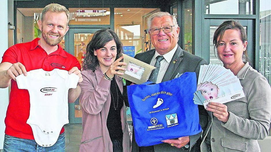  Im Bild von links: Thomas Mathes, Theresa Töllner (beide Halle 22), Dieter Lambertz (Kinderschutzbund Willich) und Edith Gribs (Halle 22) mit dem Body und den Gutscheinen. 