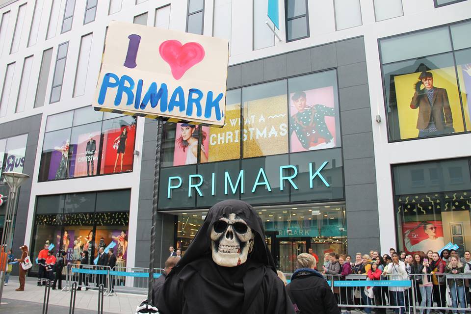 Am Eröffnungstag kam es zu einer Demonstration vor der neuen...