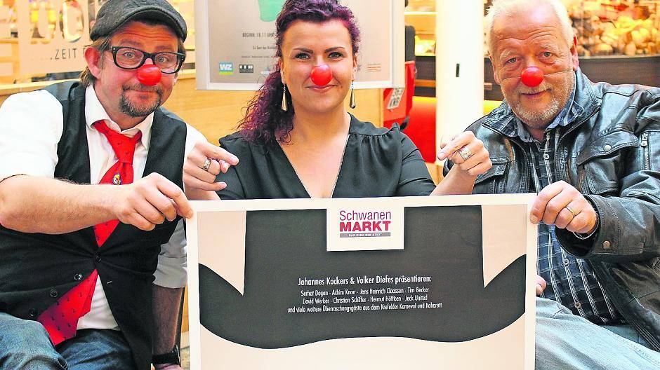  Sitzen auf neuen Stühlen bequem: die stellv. Centermanagerin Kathrin Busch, Kabarettist Volker Diefes (l.) und Mitorganisator Johannes Kockers. Die roten Pappnasen haben sich die Veranstalter auch schon aufgesetzt. 