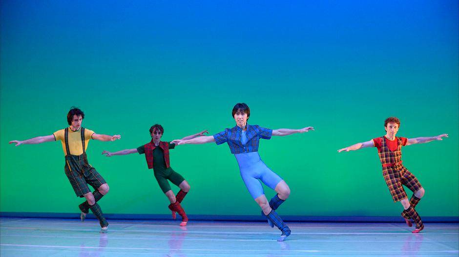 Hier freuen sie sich noch: in bunten Kostümen vor lichthellem Hintergrund toben die Tänzer ihre jugendliche Lebensfreude aus. Auftakt zu einem denkwürdigen Ballettabend.