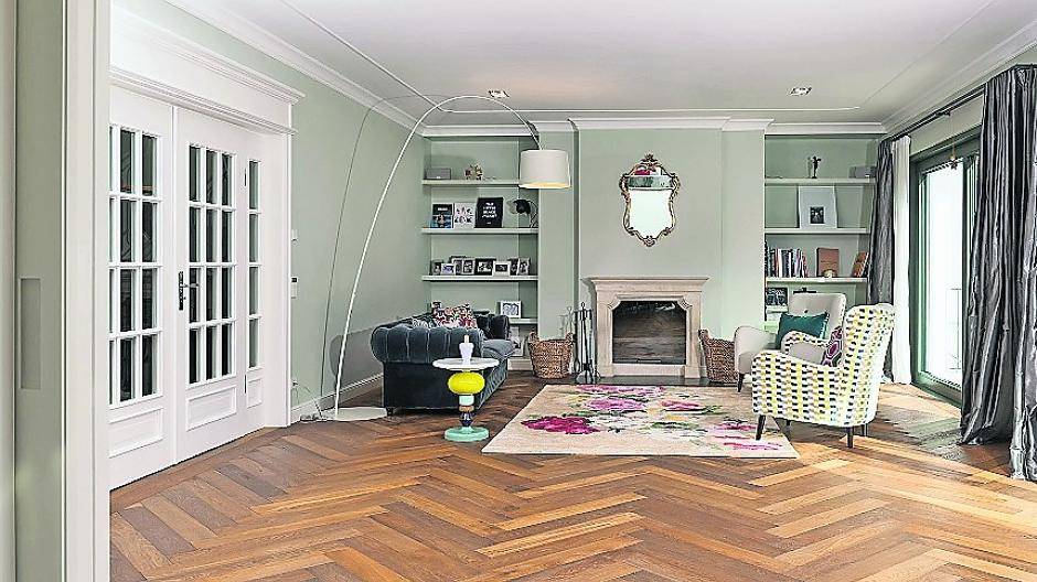 Durch seine exklusive, edle Anmutung sorgt Fischgrät-Stabparkett sowohl in Altbau- als auch in Neubauwohnungen für eine ganz besondere Wohlfühlatmosphäre.