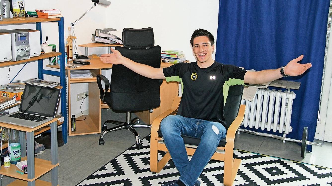  Rundum zufrieden: Friedrich Hartung in seinem Zimmer im KEV-Internat. 