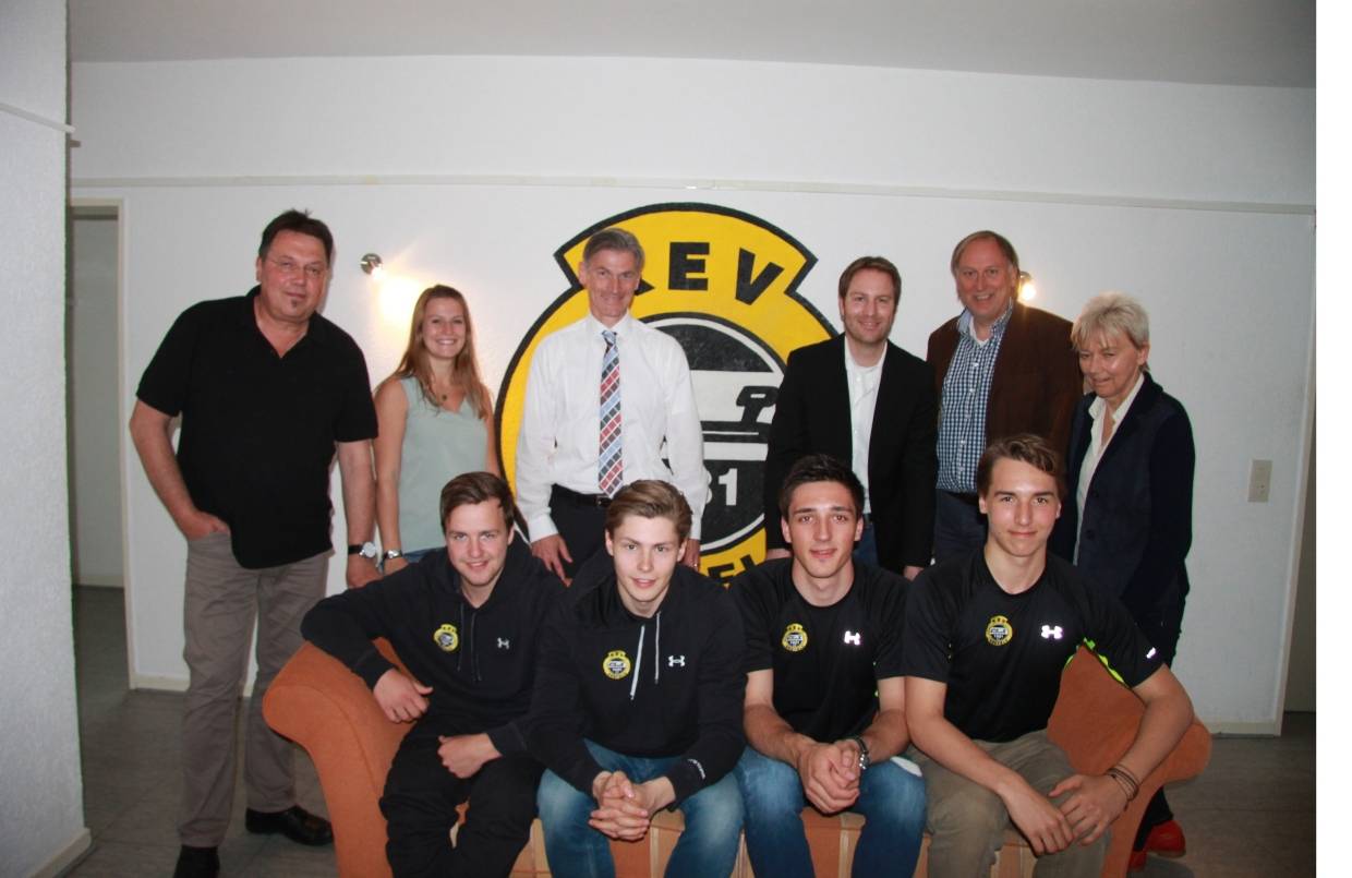  Die vier Abiturienten und das Team vom Internat mit den Unterstützern von KEV, Chempark und Berufskolleg Vera Beckers.  