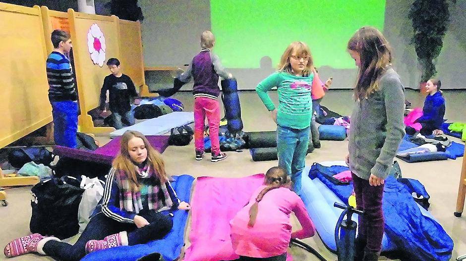 Mit Iso-matten und Schlafsäcken machten es sich die Kinder- und Jugendlichen im Pfarrsaal von St. Clemens gemütlich, um bis spät in die Nacht ausgewählte Filme anzuschauen.