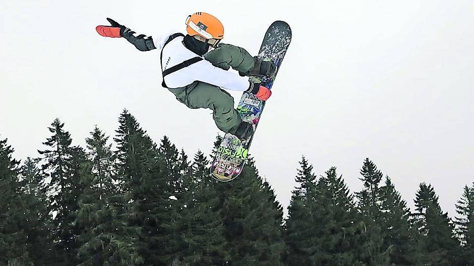  Der Anrather Freestyle-Snowboarder Fynn Koenen in Aktion. 