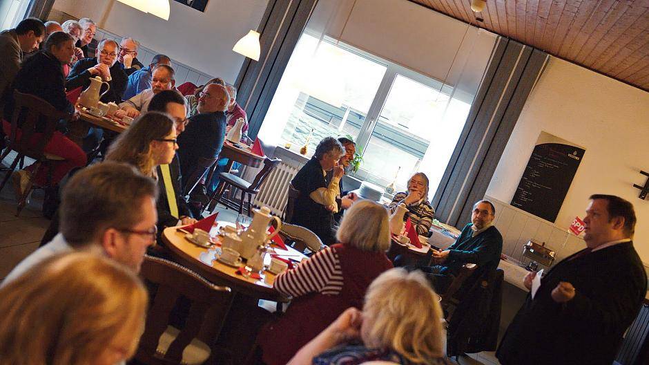 Politisches Frühstück: Bürgermeister und OB-Kandidat Frank Meyer (r.) erklärte den Besuchern der SPD-Veranstaltung sein Wahlprogramm.