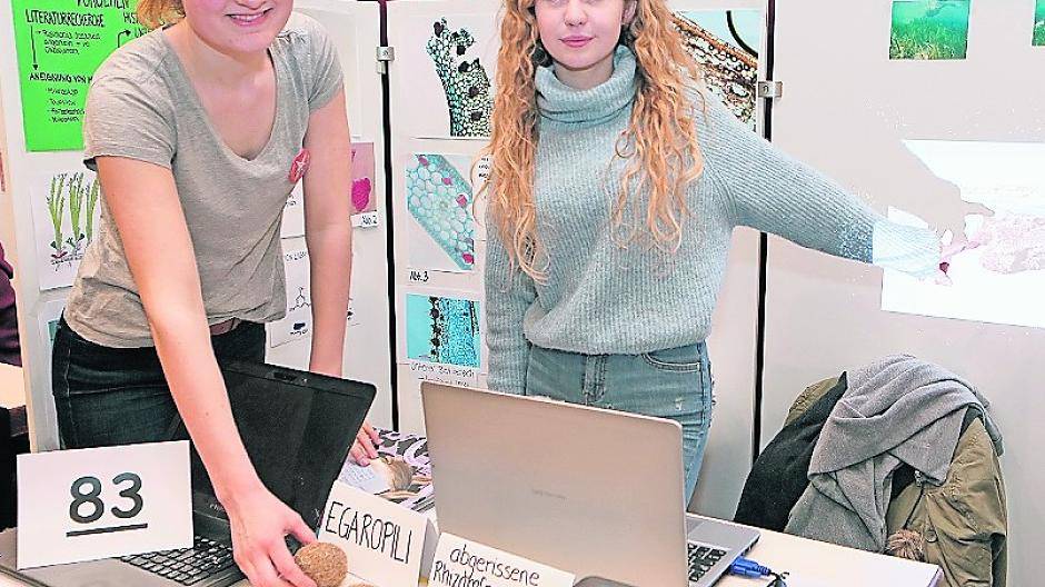 Erja Halffmann und Maya Zoe Klinkhammer untersuchten Seebälle. Foto: Unternehmerschaft Niederhein