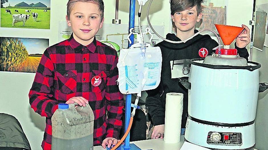 Jonas Jendrossek und Charlie Hektor mit ihrer Biogasanlage.