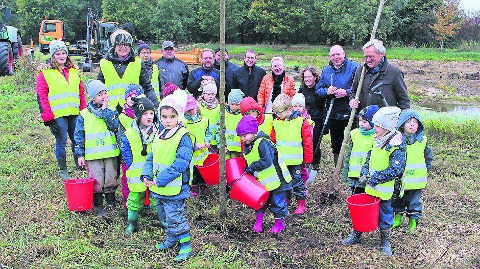 Gruppenbild mit Kindern der Kita Pappelallee: Bürgermeister Josef Heyes, Dezernentin Martina Stall sowie Verbandsvorsitzender Peter Joppen freuten sich über die Hilfe der Jungen und Mädchen, die fleißig Wasser für die Bäumchen holten.