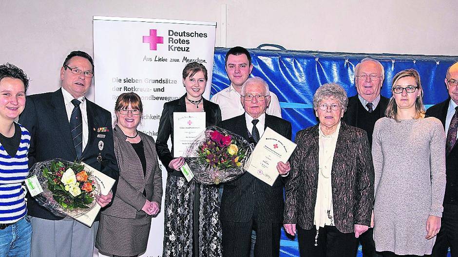 In der Feierstunde: (v.l.) Bereitschaftsleiterin Desiree Schmitz, Horst Olschewski, DRK Kreisgeschäftsführerin Sabine Hilcker, Alina Olschewski, Franz Naebers, dahinter Kay Kimpfel, Anni Naebers, 1. Vorsitzende des DRK Walter Adelfang, stv. Bereitschaftsleiterin Isabelle Geihe und der stv. Bereitschaftsleiter Hans-Peter Bongers.