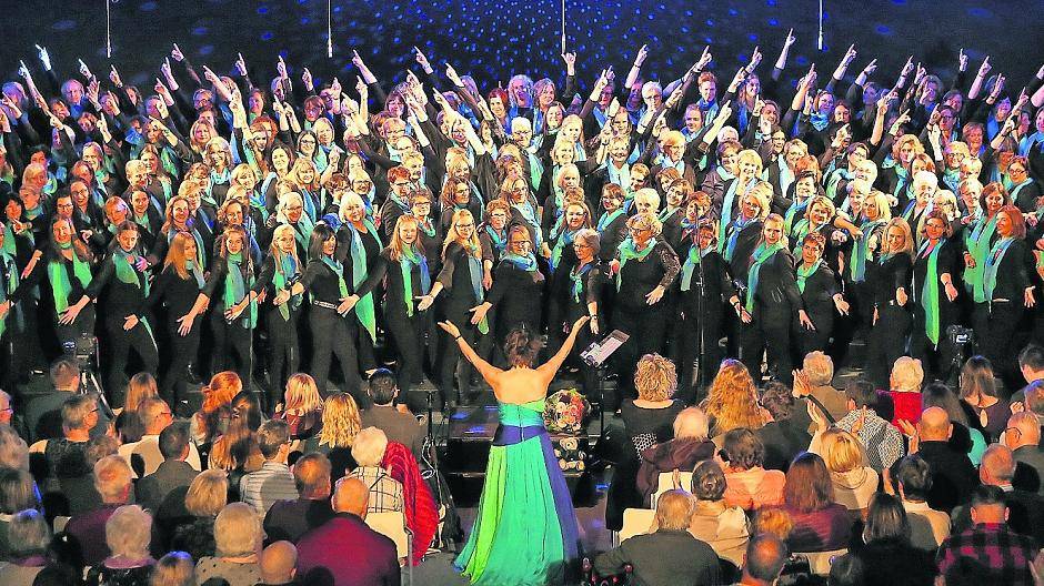 Was für ein beeindruckendes Bild: 180 Sängerinnen in Aktion.