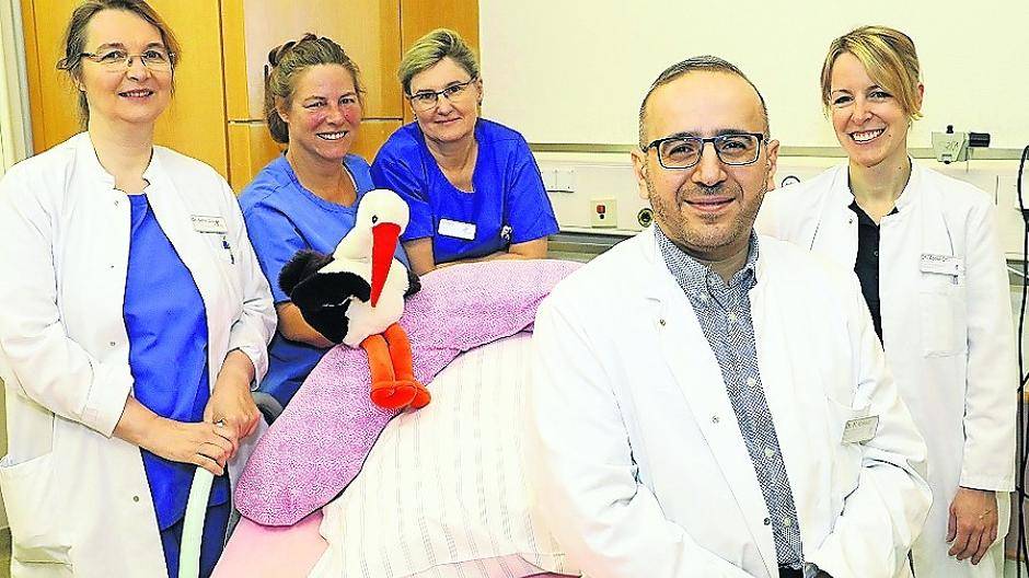  Das Geburtshilfe-Team des AHK (von links): Oberärztin Dr. Sabine Zöllner, die Hebammen Iris Blaßen und Edith Gusy, leitender Oberarzt Dr. Mohammad Koshaji und Oberärztin Dr. Adina Ost. 