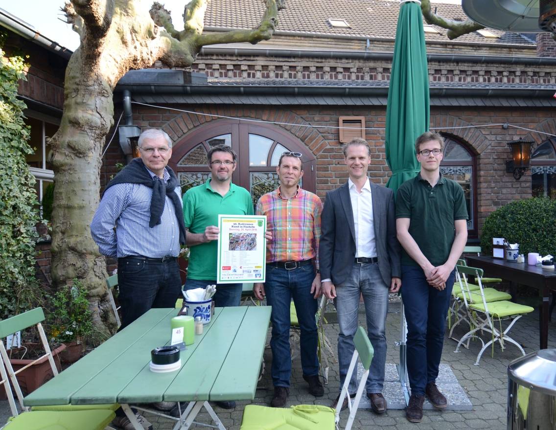  Die Organisatoren vom Radsportverein Staubwolke 09 Fischeln e.V präsentierten in dieser Woche bei Gietz das Programm für das Radrennen „Rund in Fischeln“ am kommenden Sonntag. Auf unserem Foto von rechts: Felix Kronenberg, Christoph Königs, Markus Besch, Bernd Krüger, Hans-Jürgen Mertens. 