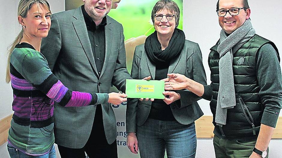 Hans-Bernd Schmitz (2.v.l.) ist einer der Sponsoren des neuen Projektes: Er hatte anlässlich eines runden Geburtstags auf Geschenke verzichtet. Über die Unterstütztung freuen sich Daniela Medina (l., Vorsitzende Kinderschutzbund Kempen), Margret Terhoeven und Marin Beyel.