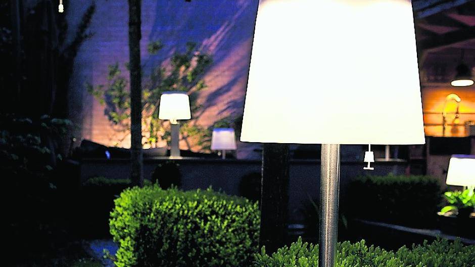  Die Lampen sind in verschiedenen Ausführungen erhältlich: als Hängelampe, Tischlampe, Stehlampe oder an der Wand montiert. Da die Lampenschirme einer Kollektion immer dasselbe Format haben, lassen sich verschiedene Modelle einer Serie gut kombinieren. 