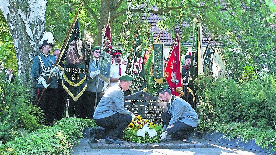  Kranzniederlegung der St. Konrad Schützengilde Grenzweg Neersen zu Ehren der Verstorbenen und Gefallenen. 