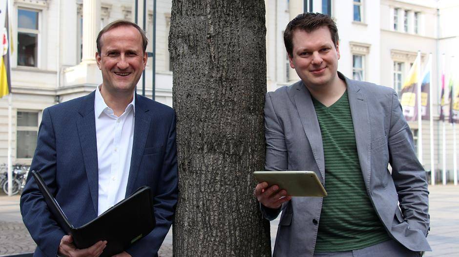 Setzen im Stadtrat auf breite Zusammenarbeit: Grünen-OB-Kandidat Thorsten Hansen (l.) und Grünen-Ratsherr Daniel John (r.).