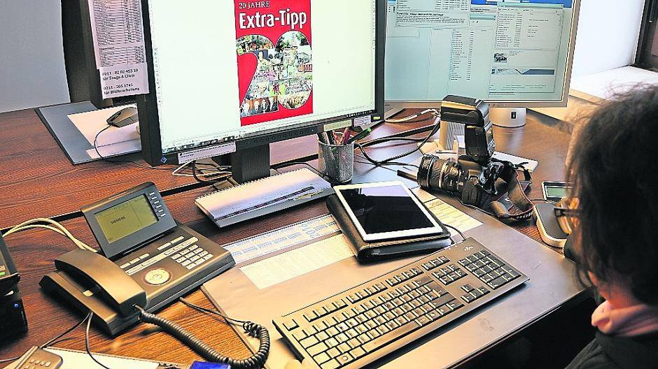 Journalisten-Arbeitsplatz Anno 2015: Bei Neuigkeiten kann sofort in den Sozialem Medien reagiert werden. Und das gute alte Festnetz-Telefon gibt’s auch noch.