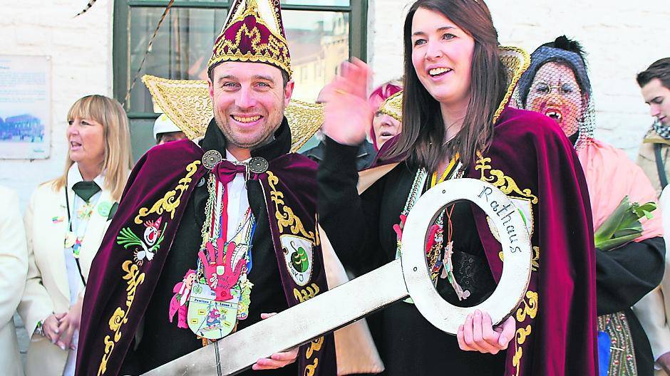  Eroberung: Prinz André I. und Prinzessin Jana I. zeigen sich ihrem Narrenvolk mit ihrem neuen Machtsymbol: dem Schlüssel des Hülser Rathauses. 