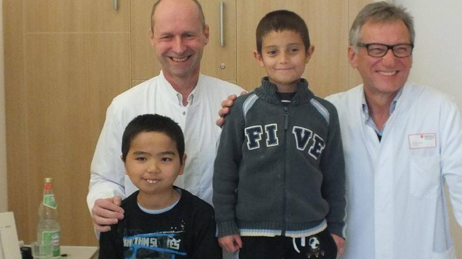  Die Malteser-Chefärzte mit ihren jungen Patienten 