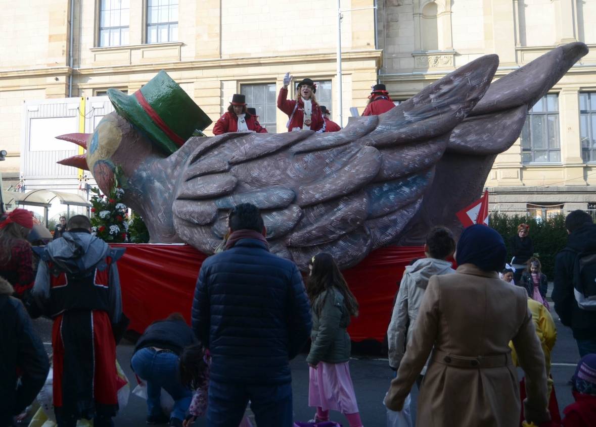160.000 sehen Rosenmontagszug in Krefeld / Mehrere Schlägereien: Kaiser Wilhelm bittet um Museums-Spende